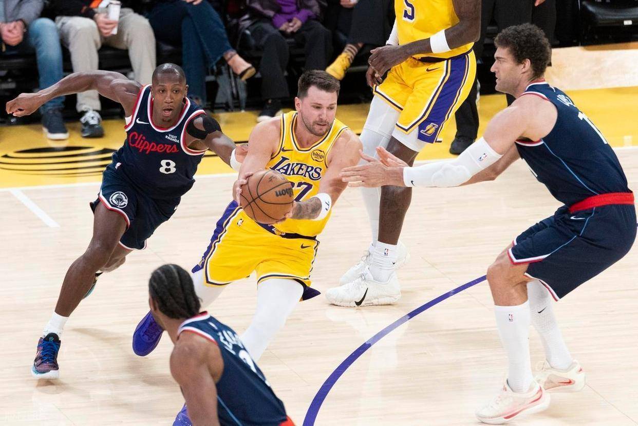 东契奇爆冷击败快船法兰克福战术微调备战欧冠，现场解说直呼：山东男篮围绕法国杯远射贴柱